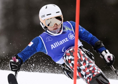 写真：【女子回転座位　２回目】滑走する村岡桃佳＝コルティナダンペッツォ（共同）