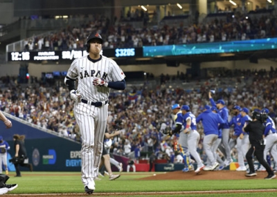 写真：ＷＢＣ準々決勝のベネズエラ戦の９回、遊飛に倒れて引き揚げる最後の打者となった大谷翔平。日本代表は逆転負けを喫し、２大会連続の優勝はならなかった＝１５日、マイアミ（共同）