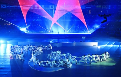 写真：閉会式のパフォーマンスで表現された、パラリンピックのシンボルマーク「スリーアギトス」＝１５日、イタリア・コルティナダンペッツォ（共同）