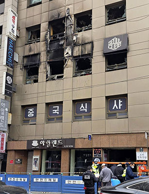 写真：宿泊施設で火災があったソウル市中区のビル＝１５日午後（共同）