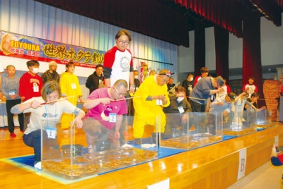 写真:チームでホタテ釣りに臨む選手たち