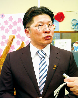 写真：初当選し、意気込みを語る栃丸氏