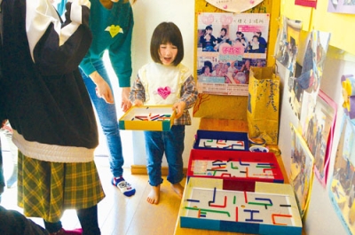 写真：体験コーナーで遊ぶ子ども