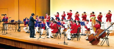 写真：復興への願いを込めて演奏する北海道大谷室蘭高吹奏楽部の部員ら