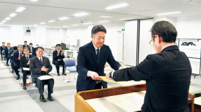 写真:牧野局長(右)から感謝状を受け取る優秀技術者