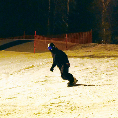 写真:今季最後のナイター滑走を楽しむスノーボーダー