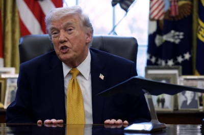 写真：米ホワイトハウスで記者団に語るトランプ大統領＝１６日、ワシントン（ゲッティ＝共同）