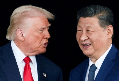 写真：トランプ米大統領（左）と会話する中国の習近平国家主席＝２０２５年１０月、韓国・釜山（ロイター＝共同）