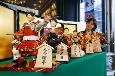 写真：人形メーカー「久月」が公開した五月人形「今年の期待大将」。左から米大リーグ・ドジャースの大谷翔平選手、高市首相など＝１７日午前、東京都台東区