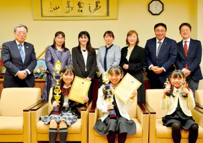 写真：バッハコンクール全国大会に出場した前列左から扇さん、松岡朋花さん、享花さん