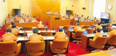 写真：ミラプロＴシャツを着用した市議ら