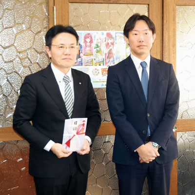 写真：現金２００万円を寄付した高山社長（右）と大塩町長