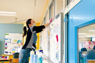 写真：教室の清掃に取り組むＰＴＡメンバー