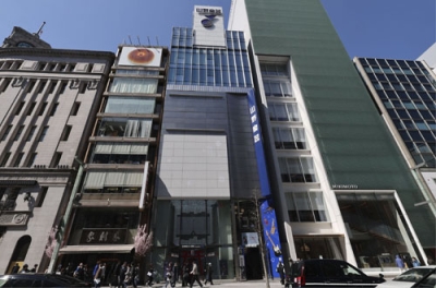 写真：２０年連続で公示地価の最高価格地点となった東京都中央区の「山野楽器銀座本店」（中央）