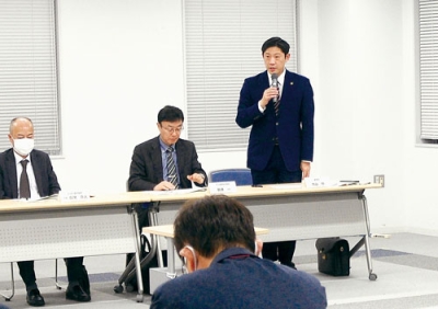 写真：調整会議で市立室蘭総合病院の方向性について説明する青山市長