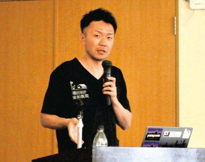 写真：口腔機能の衰えについて説明する福田院長