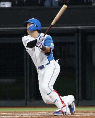 写真：２回、日本ハム・野村が同点２ランを放つ＝エスコンフィールド