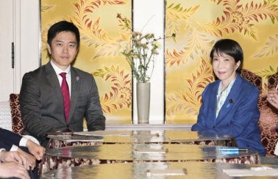 写真：会談に臨む高市首相（右）と日本維新の会の吉村代表＝１７日午後、国会