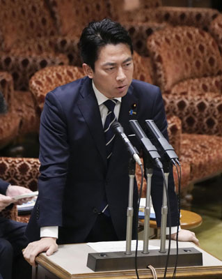 写真：参院予算委で答弁する小泉防衛相＝１８日午前