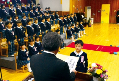 写真：木村園長から卒園証書を授与される園児