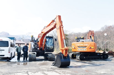 写真：道栄建設に導入された２台のＩＣＴ油圧ショベル