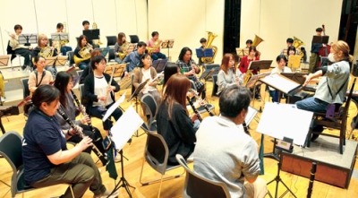 写真：定期演奏会に向けて練習する団員ら