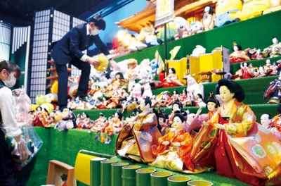 写真：供養するひな人形などが並んだ祭壇