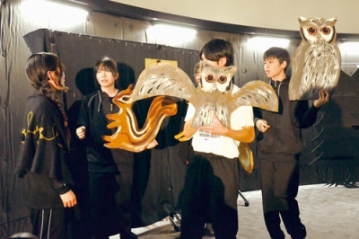 写真：本番に向けてプラネタリウムのドーム内でリハーサルを行う室蘭清水丘高演劇部の部員ら