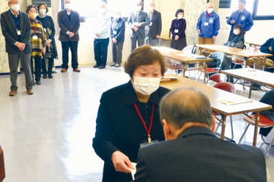写真：濱中学長から卒業証書を受け取る受講生