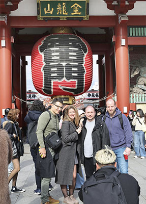 写真：外国人観光客らでにぎわう浅草寺の雷門前＝２０２５年１１月、東京・浅草