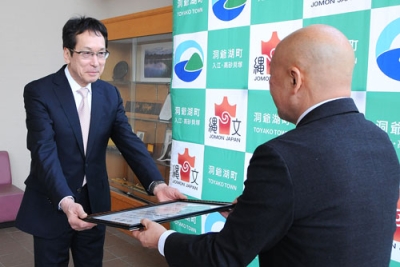 写真：企業版ふるさと納税をし感謝状を受け取る相茶社長