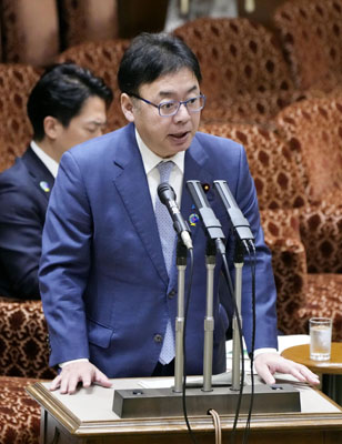 写真：参院予算委で答弁する上野厚労相＝１９日午前