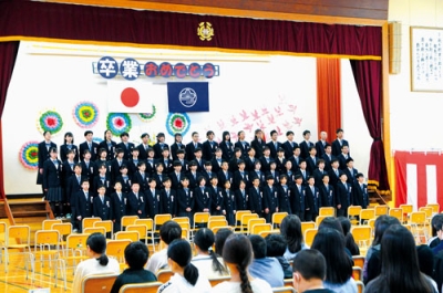 写真：感謝を込め合唱を披露する卒業生＝伊達市東小学校