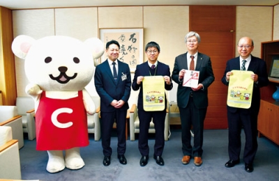 写真：堀井市長（右から２人目）に目録を手渡したコープさっぽろの豊田本部長（同３人目）