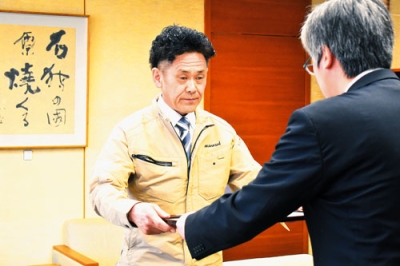 写真：大滝区への地域貢献で感謝状を受け取る高橋建設の三嶋部長代理