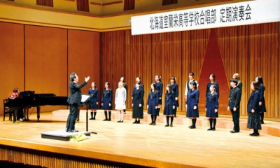 写真：ＯＧも加わり美しいハーモニーを響かせた定期演奏会