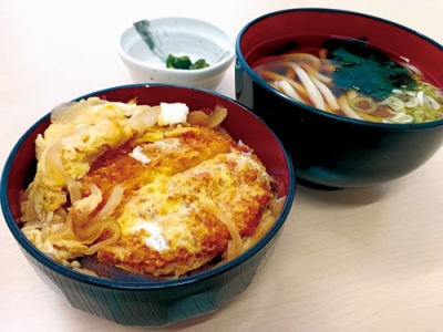 写真：人気のランチメニュー、かけうどんとミニかつ丼のセット