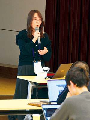 写真：基調講演をで発表を行う室工大の太田香教授