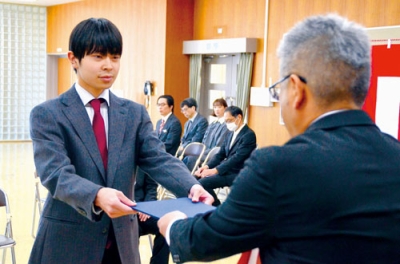 写真：修了証書を受け取る修了生