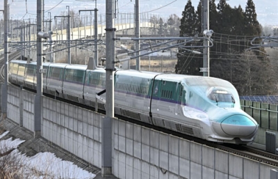 写真：走行する北海道新幹線＝１５日、北斗市