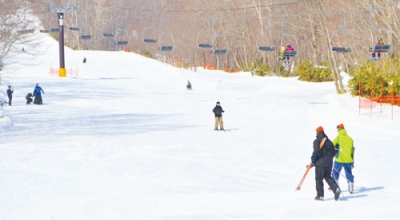 写真:シーズン最終日、名残の滑りを満喫する来場者たち