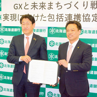 写真:包括連携協定を締結した金澤市長(右)と髙田副頭取