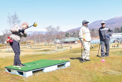 写真:無料開放されたコースで一足早くプレーを楽しむグループ