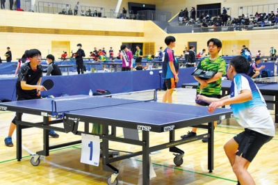 写真:激しいラリーを繰り広げる選手