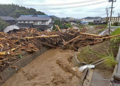 写真:奥能登豪雨で氾濫した石川県輪島市の塚田川で、橋に引っかかった流木=2024年9月22日(同県提供)