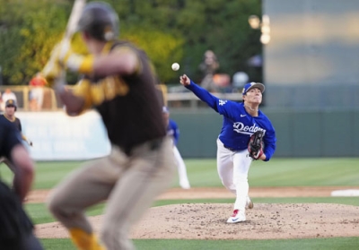 写真：パドレス戦に先発し、５回３安打無失点と好投したドジャース・山本＝グレンデール（共同）