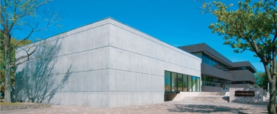 写真:26年度の展覧会スケジュールが発表された苫小牧市美術博物館(提供写真)