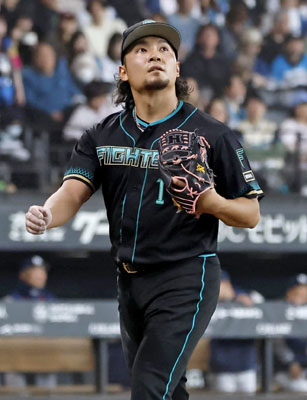 写真：５回の投球を終え、ベンチに戻る日本ハム・伊藤＝エスコンフィールド