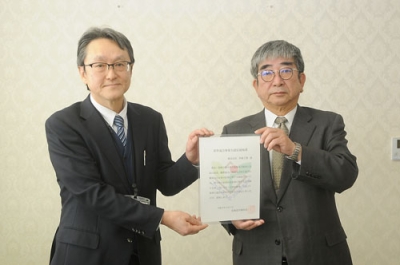 写真:認定通知書を手にする伊藤工業の伊藤代表取締役(右)と近下所長