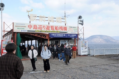 写真：遊覧船に乗り雄大な自然を楽しだ観光客＝２１日午前